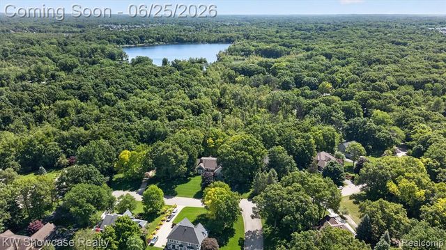 11073 Sandy Creek Drive, South Lyon, MI 48178