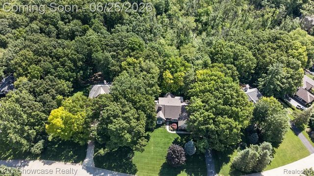 11073 Sandy Creek Drive, South Lyon, MI 48178