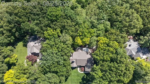 11073 Sandy Creek Drive, South Lyon, MI 48178