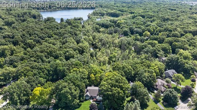 11073 Sandy Creek Drive, South Lyon, MI 48178