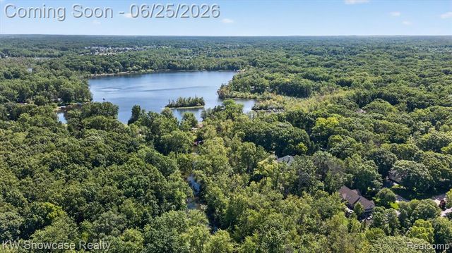 11073 Sandy Creek Drive, South Lyon, MI 48178
