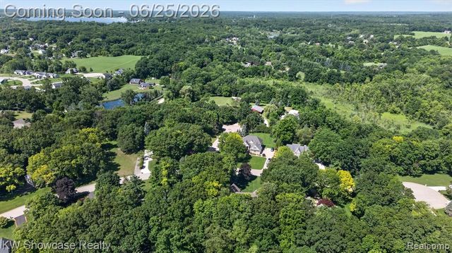 11073 Sandy Creek Drive, South Lyon, MI 48178