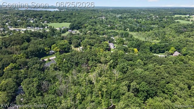 11073 Sandy Creek Drive, South Lyon, MI 48178