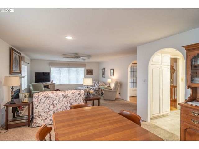 1213 Nw RIVERFRONT Dr, Roseburg, OR 97471