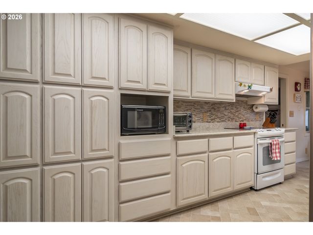 1213 Nw RIVERFRONT Dr, Roseburg, OR 97471