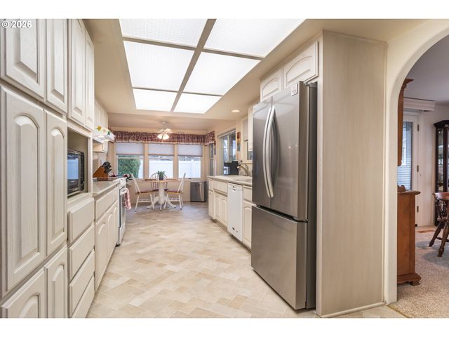 1213 Nw RIVERFRONT Dr, Roseburg, OR 97471