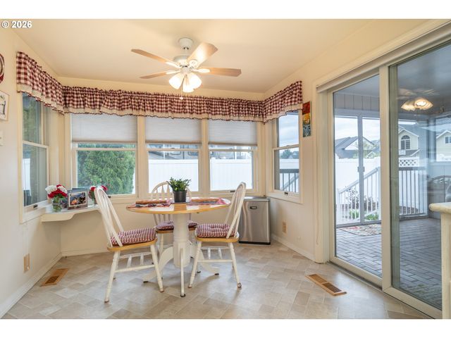 1213 Nw RIVERFRONT Dr, Roseburg, OR 97471