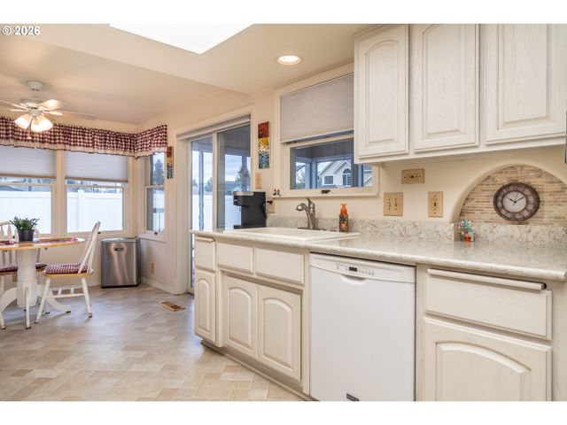 1213 Nw RIVERFRONT Dr, Roseburg, OR 97471