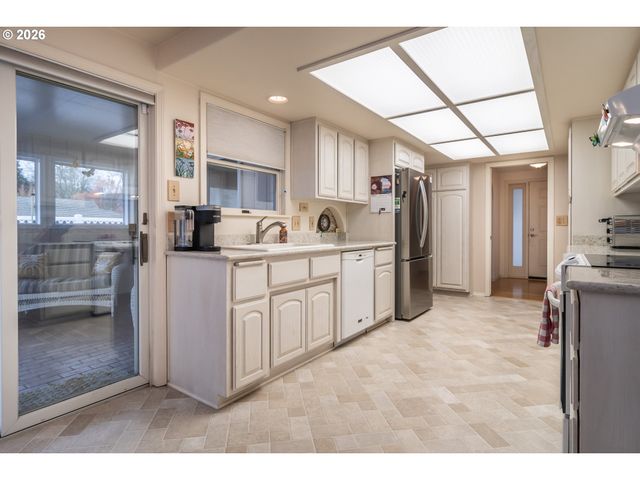 1213 Nw RIVERFRONT Dr, Roseburg, OR 97471