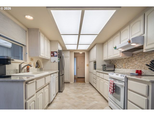 1213 Nw RIVERFRONT Dr, Roseburg, OR 97471