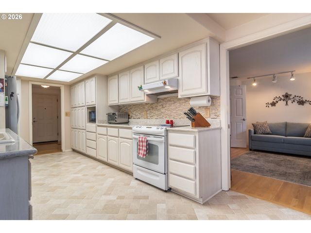 1213 Nw RIVERFRONT Dr, Roseburg, OR 97471