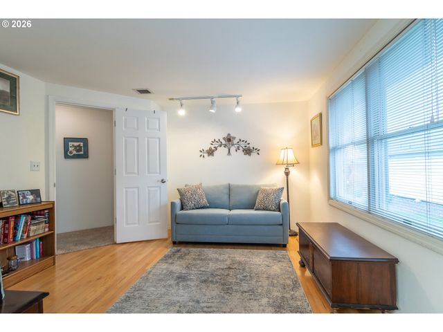 1213 Nw RIVERFRONT Dr, Roseburg, OR 97471