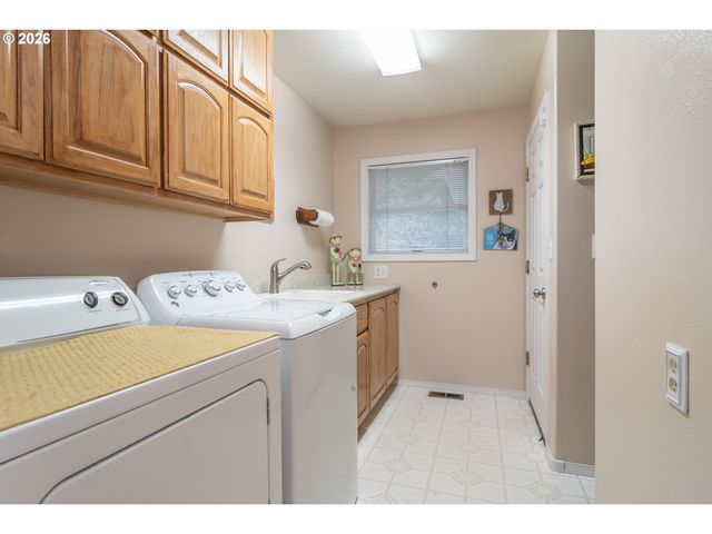 1213 Nw RIVERFRONT Dr, Roseburg, OR 97471