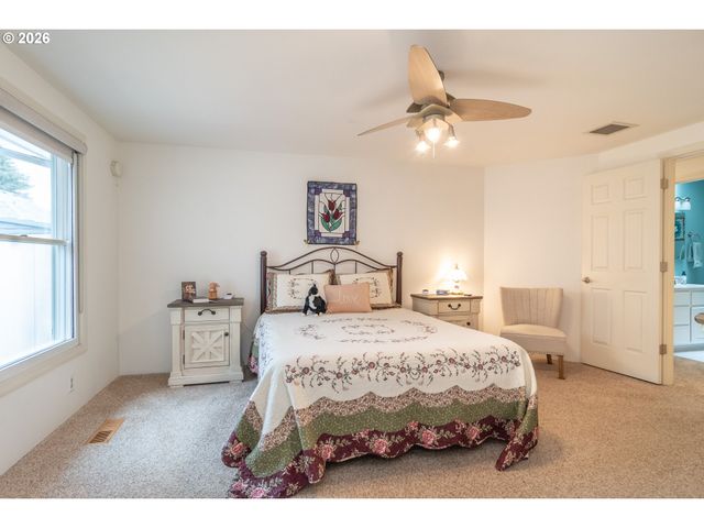 1213 Nw RIVERFRONT Dr, Roseburg, OR 97471