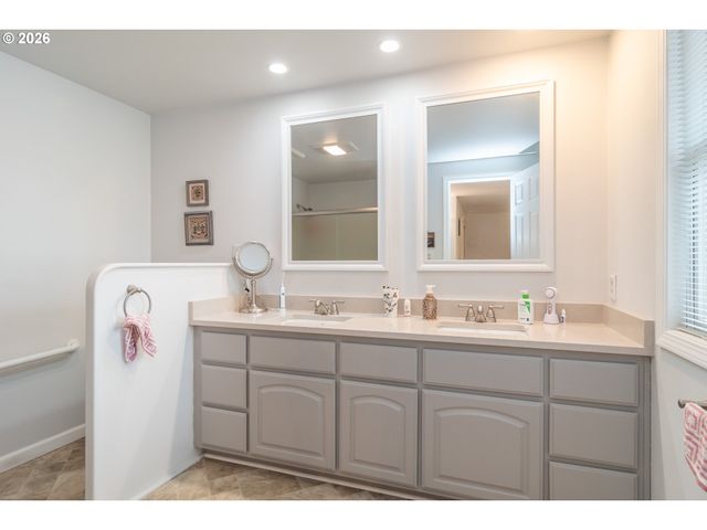 1213 Nw RIVERFRONT Dr, Roseburg, OR 97471