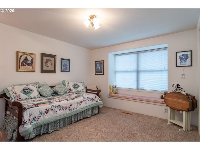 1213 Nw RIVERFRONT Dr, Roseburg, OR 97471