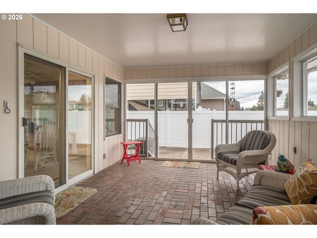 1213 Nw RIVERFRONT Dr, Roseburg, OR 97471