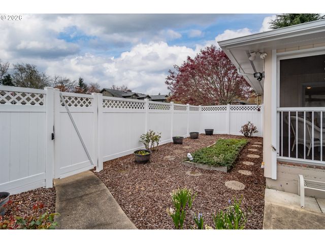 1213 Nw RIVERFRONT Dr, Roseburg, OR 97471