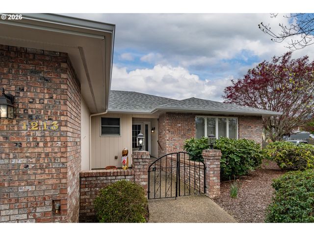 1213 Nw RIVERFRONT Dr, Roseburg, OR 97471