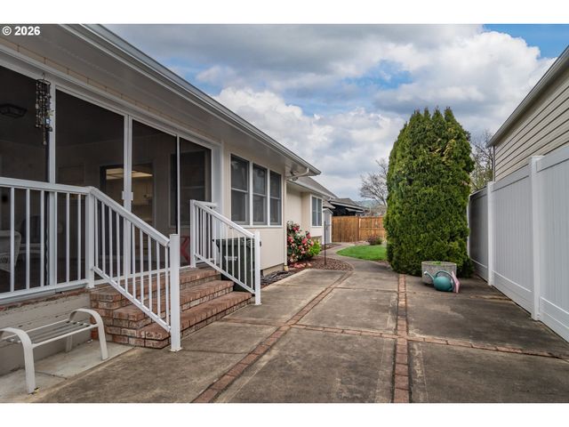 1213 Nw RIVERFRONT Dr, Roseburg, OR 97471