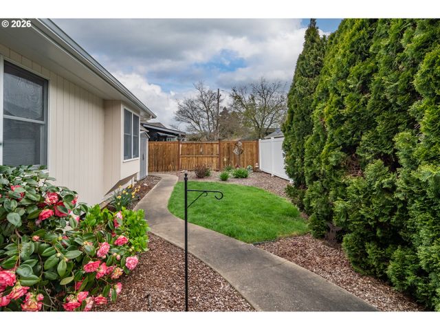 1213 Nw RIVERFRONT Dr, Roseburg, OR 97471