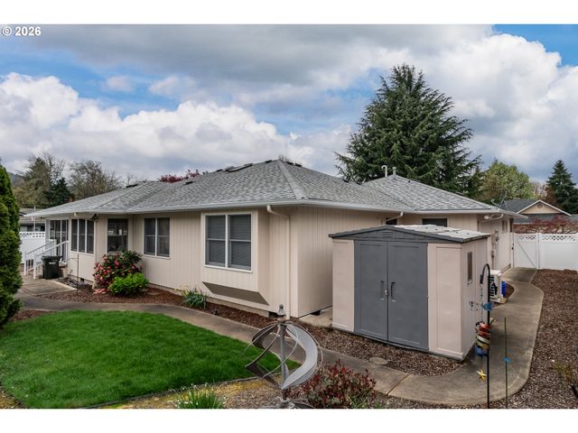 1213 Nw RIVERFRONT Dr, Roseburg, OR 97471
