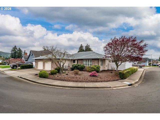 1213 Nw RIVERFRONT Dr, Roseburg, OR 97471