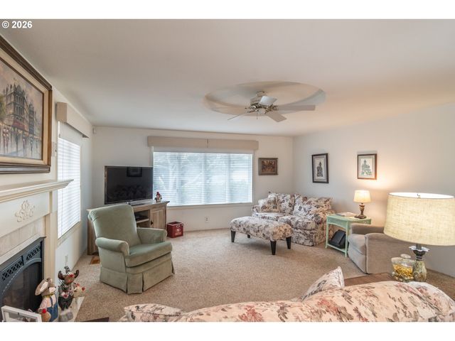 1213 Nw RIVERFRONT Dr, Roseburg, OR 97471