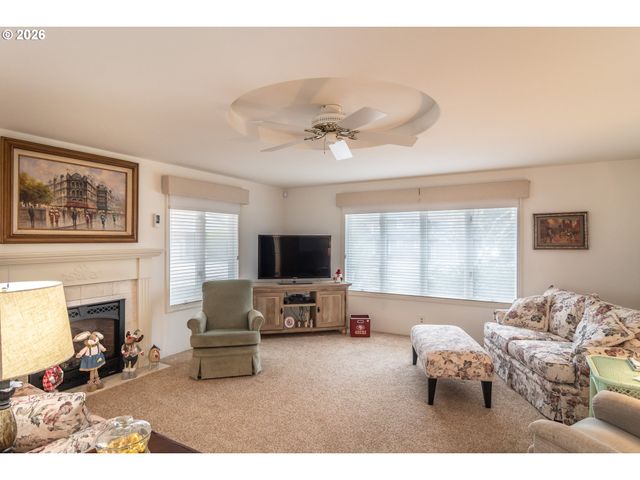 1213 Nw RIVERFRONT Dr, Roseburg, OR 97471