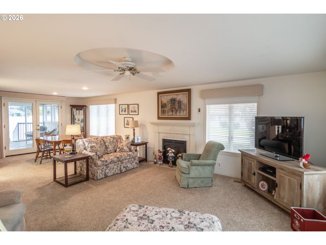 1213 Nw RIVERFRONT Dr, Roseburg, OR 97471