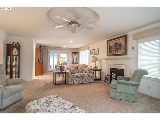 1213 Nw RIVERFRONT Dr, Roseburg, OR 97471