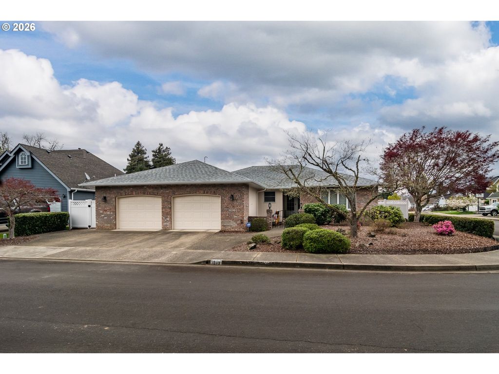 1213 Nw RIVERFRONT Dr, Roseburg, OR 97471