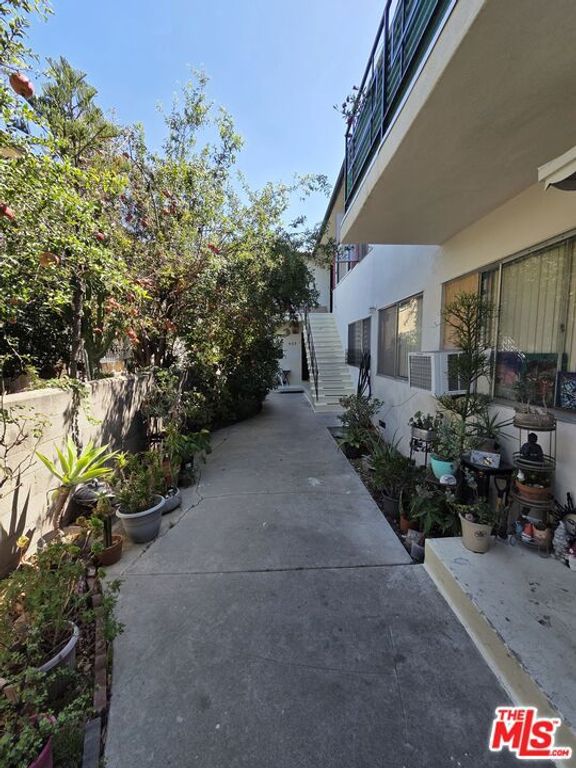 1532 N Harvard Boulevard 8, Los Angeles, CA 90027