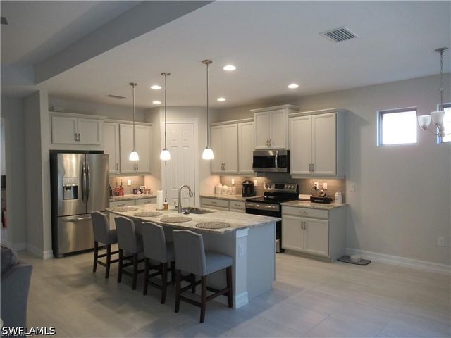 16382 Barclay CT, Naples, FL 34110