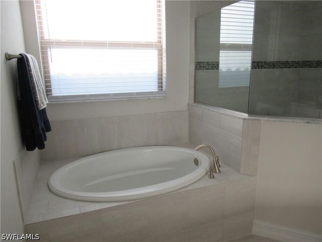 16382 Barclay CT, Naples, FL 34110