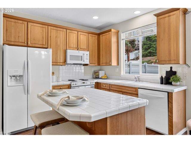 20452 HOODVIEW Ave, West Linn, OR 97068