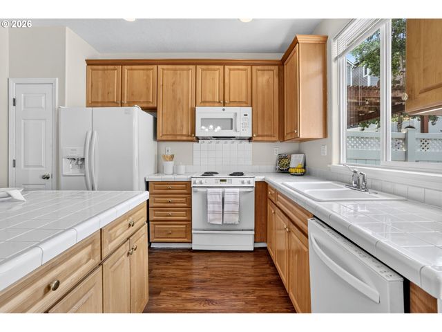 20452 HOODVIEW Ave, West Linn, OR 97068