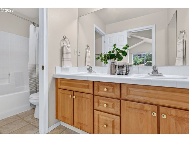 20452 HOODVIEW Ave, West Linn, OR 97068