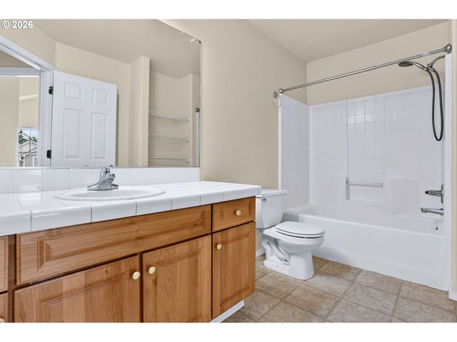 20452 HOODVIEW Ave, West Linn, OR 97068