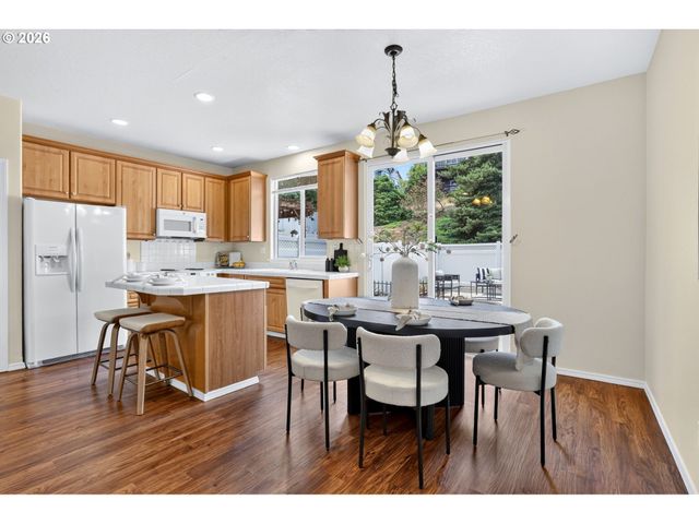 20452 HOODVIEW Ave, West Linn, OR 97068