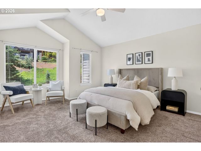 20452 HOODVIEW Ave, West Linn, OR 97068