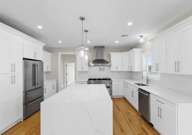 1 Springhill Rd, Dartmouth, MA 02747