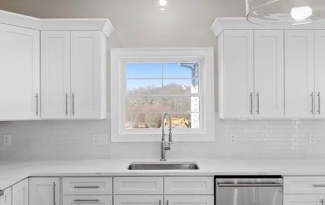 1 Springhill Rd, Dartmouth, MA 02747