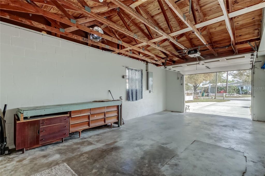 Image 16 of property listing at 8586 FORSYTH DRIVE, Seminole, FL 33772