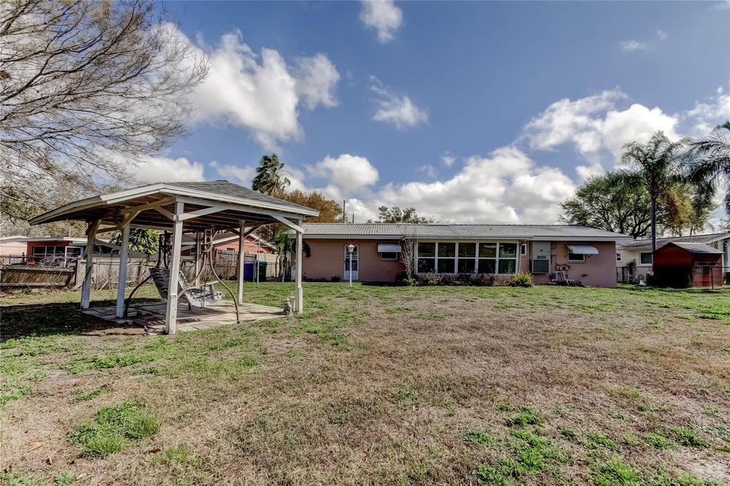 Image 18 of property listing at 8586 FORSYTH DRIVE, Seminole, FL 33772