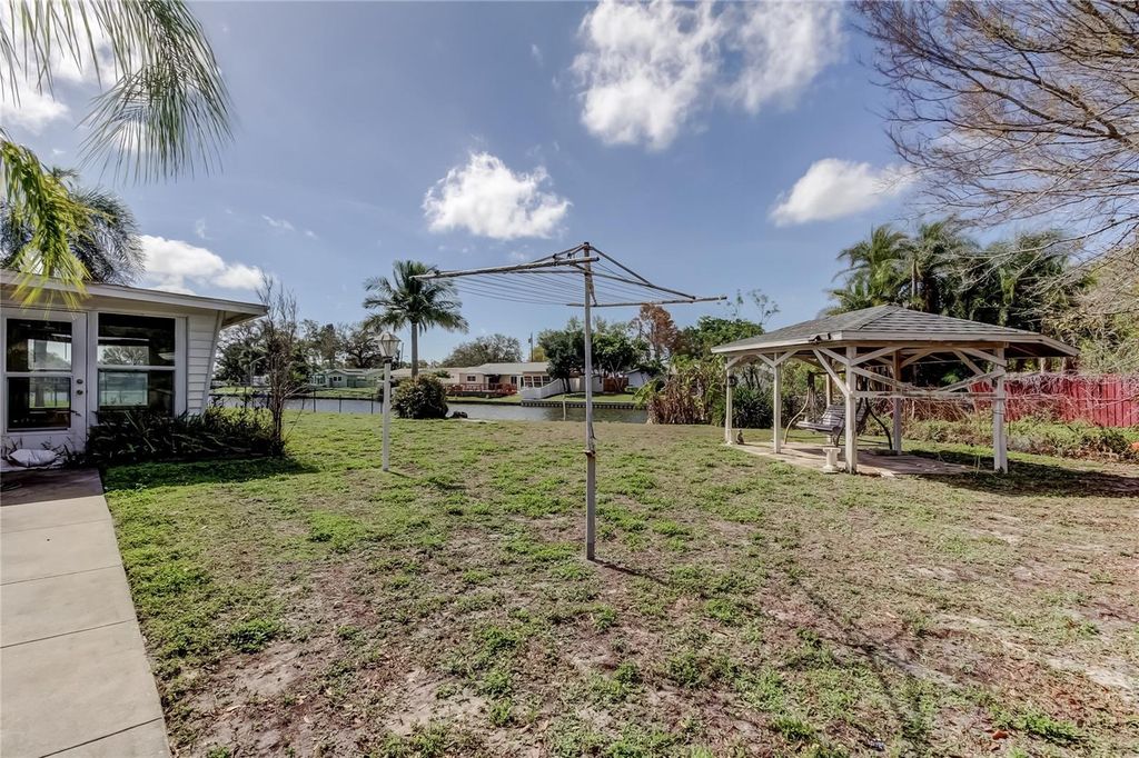 Image 19 of property listing at 8586 FORSYTH DRIVE, Seminole, FL 33772