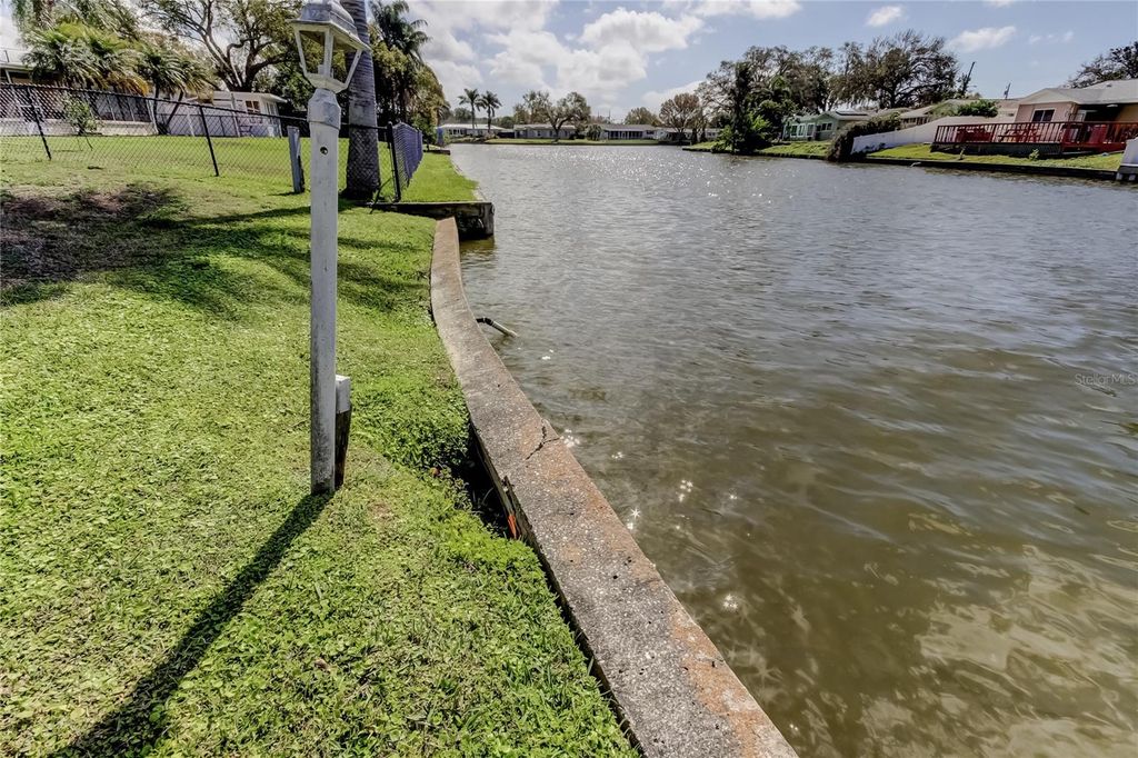 Image 21 of property listing at 8586 FORSYTH DRIVE, Seminole, FL 33772