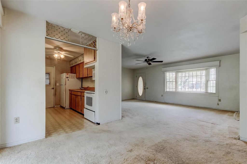 Image 4 of property listing at 8586 FORSYTH DRIVE, Seminole, FL 33772