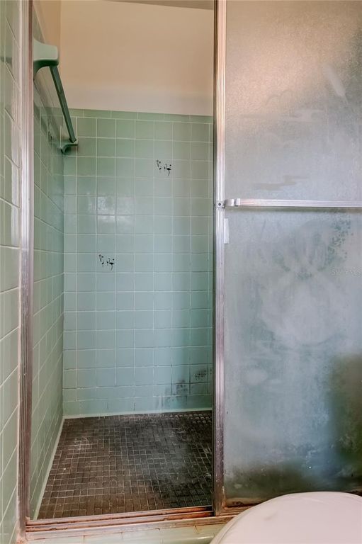 Image 9 of property listing at 8586 FORSYTH DRIVE, Seminole, FL 33772