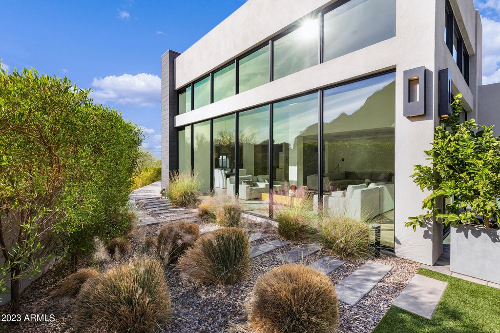 Image 10 of property listing at 5841 N ECHO CANYON Circle, Phoenix, AZ 85018